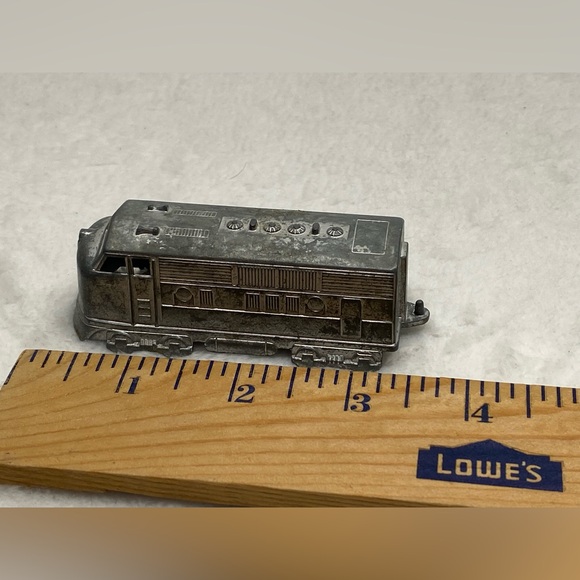 midgetoy vintage metal toy train Lot Of 2 Train Cars - Picture 8 of 16